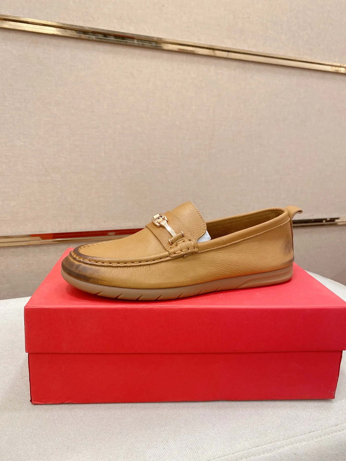Factory price 500💰 Original Ferragamo men's shoes! The world's top brands...Luxury quality...//Fashion and high-end footwear 👍💪🏻...give you a low-key luxury comfort experience👍. The upper is made of pure Italian imported original cowhide and sweat-absorbent sheepskin lining. It is comfortable and breathable, high-end and classy... luxurious and noble!! .. OEM factory shipment [Hug] stall.. Original board. Welcome to taste..38--44.
